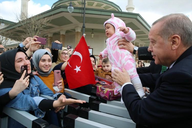 <p>Cumhurbaşkanı Recep Tayyip Erdoğan, cuma namazı sonrasında Yurt Dışı Türkler ve Akraba Topluluklar Başkanlığının (YTB) "Evliya Çelebi Gençlik Köprüleri Destek Programı" kapsamında Almanya'dan gelen Türk gençleriyle sohbet etti.</p>

<p> </p>
