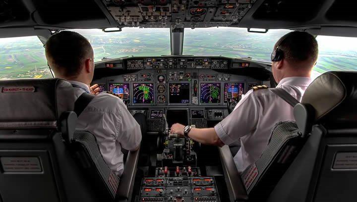 <p>Genellikle en yüksek maaşları, Delta, United, American gibi havayollarının widebody olarak adlandırılan geniş gövdeli uçaklarında görev yapan kaptan pilotlar alıyor.</p>
<p> </p>