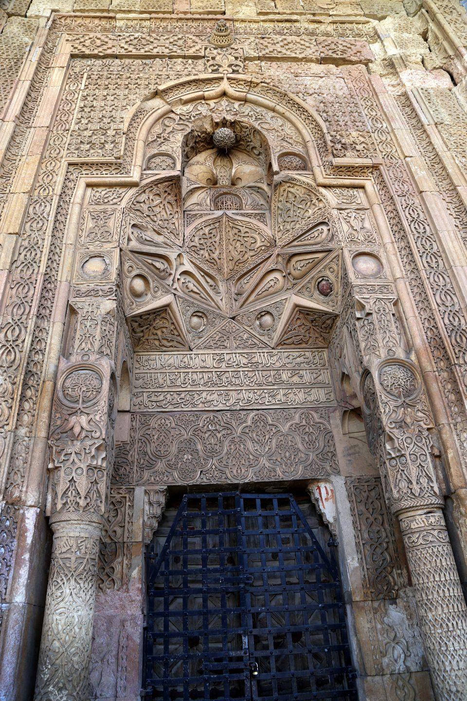 <p>Restorasyon çalışmaları kapsamında ölçümler ve kazılar yapıldığını anlatan Gül, eserin normal şartlarda cumartesi ve pazar günleri ziyarete açık olduğunu ancak çatı çalışması sürdüğü için can güvenliğinden dolayı geçici olarak ziyaretçi kabul edilmediğini dile getirdi. </p>