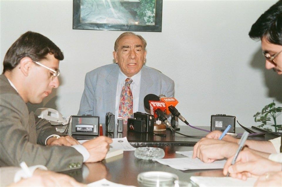 <p>MHP Genel Başkanı Alparslan Türkeş 6 Haziran 1993’de basın toplantısı düzenledi.</p>
