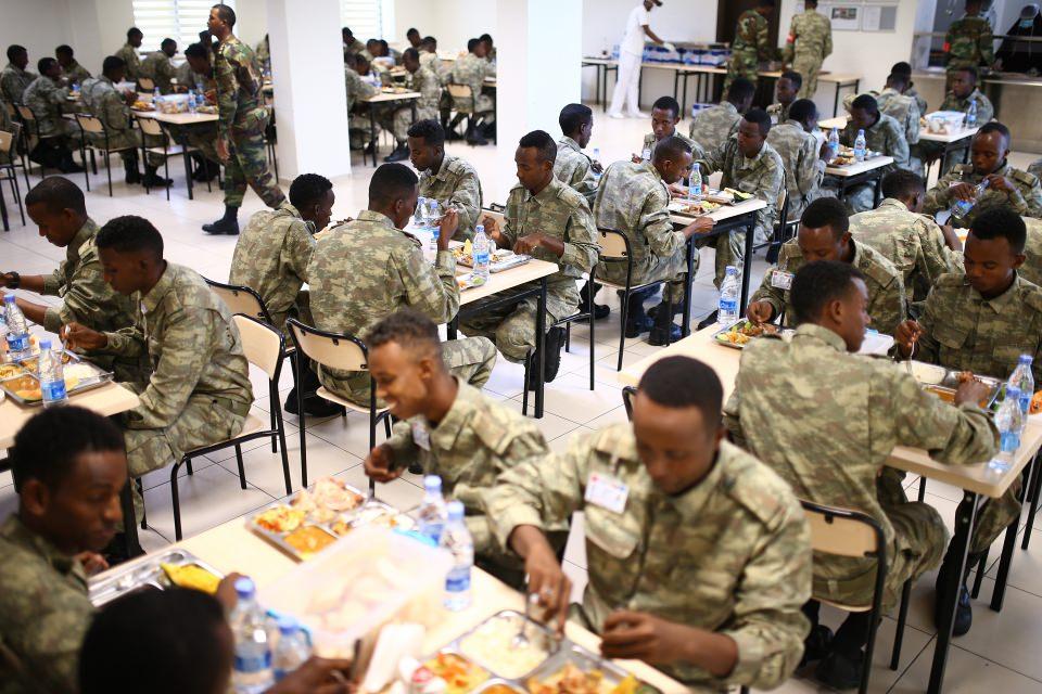 <p>TSK, deniz unsurlarını dost ve müttefik ülke deniz kuvvetleri ile Aden Körfezi, Somali karasuları ve açıkları ile mücavir bölgelerde görevlendirdi. Türkiye, bölgedeki faaliyetlere Birleşik Görev Kuvveti-151 (CTF-151) kapsamında gemi görevlendirerek veya milli kontroldeki gemiler vasıtasıyla katkı sağlıyor.</p>
