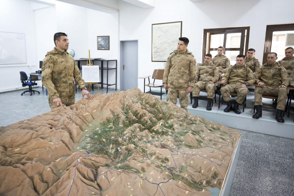 <p>Akademi bünyesinde geçmiş dönemlere ait üniforma, teçhizat ve belgelerin yer aldığı bir müze de bulunuyor. Müzede, eşyaları sergilenen şehitlerin hatıraları yaşatılıyor.</p>

