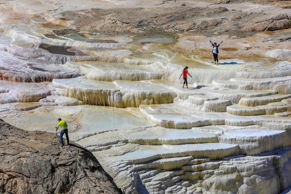 <p>Van'da karasular, dağlar ve diğer güzelliklerle turistler için çok iyi rotaların bulunduğunu belirten Demez, "Burada yer alan şelale bir kayanın içerisinden geçerek akıyor. Güzelliğiyle ziyaretçileri kendisine hayran bırakıyor. Pamukkale'yi andıran travertenler de görülmeye değer. Van gerçekten yaşanabilir şehir. Herkesi Van'a bekliyoruz." diye konuştu. </p>

<p> </p>
