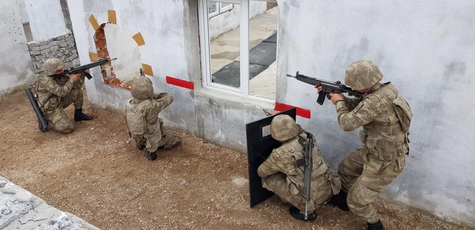 <p><strong>Gönüllü korucular da faydalanabilecek</strong></p>

<p>Öte yandan, güvenlik korucusu kaynaklı uzman erbaş temininin, gönüllü güvenlik korucularını da kapsayacak şekilde, korucu istihdam edilen 32 kente yaygınlaştırılması için çalışma başlatıldı.</p>
