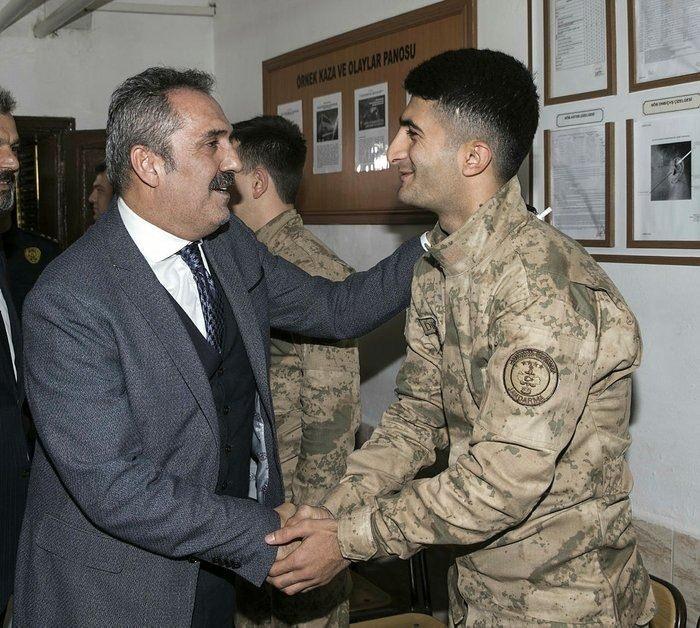 <p><strong>YAVUZ BİNGÖL</strong><br />
"Sayın Kemal Kılıçdaroğlu'nun siyasi muhatabı değiliz. Aramızda 200 kişiye yakın olimpiyat şampiyonu, Avrupa şampiyonu ve dünya şampiyonu sporcularımız var, edebiyatçılar, oyuncular, ses sanatçısı arkadaşlarımız var. Hepimize böyle 'güruh' ve 'rezil' demesi yakıştı mı bir muhalefet parti liderine? Sözlerini aynen kendisine iade ediyoruz. Biz bu ülkede her şeye duyarlı insanlarız. Bu ülkede kan akar, gözyaşı olur, acı olur; her yerde biz varızdır. Her yere gideriz, bu dayanışmayı gösteririz. Özellikle benim de karnem bu konularda pekiyi ile doludur. Hepimiz bu hayatta öğrenciyiz; geliyoruz, geçip gidiyor ömrümüz. Bu ülkede 40 yıldır kan akıyor. Çözüm sürecine de destek verdik; bu ülkede kanın durması, acı ve gözyaşının, savaşın bitmesi için her türlü riskin altına elimizi değil, vücudumuzu koyan da biziz. Ama en ağır eleştirilere, hakaretlere maruz kalıyoruz işte bu şekilde. Hiç yakıştıramadım kendisine. Ne alevi kökenli bir lider olmasına yakıştı söyledikleri, ne de o partinin genel başkanı olarak yakıştı... Bu kadar insana, bu kadar ağır hakaretler, sözler söyledi, hepimize haksızlık etti. Cumhurbaşkanımız dahil, bütün sanatçı ve sporcu arkadaşlarımıza, hepimize haksızlık etti. Çok üzüldüm; kendisi adına, hepimiz adına, ülke ve toplum adına üzüldüm. Yazıklar olsun!"</p>
