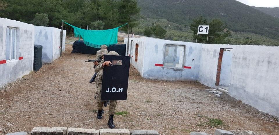 <p>Uzman erbaşların 8 Ocak 2018'de başlayan 16 haftalık "Terörle Mücadele Harekatı" eğitimleri, 27 Nisan'da düzenlenecek törenle taçlandırılacak. Mezun olacak uzman erbaşlar, güvenlik korucusu olarak görev yaptıkları il jandarma komutanlıklarındaki asayiş komando birliklerine görev yapmaya başlayacak.</p>