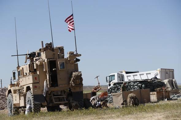 <p>ABD, Suriye'de DEAŞ'la mücadele operasyonu kapsamında terör örgütü PKK'nın Suriye uzantısı YPG'ye destek veriyor.</p>

<p> </p>
