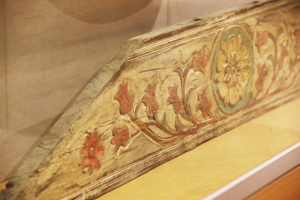 <p>Soğanlı ve otsu bir bitki olan lale, Türkler tarafından Orta Asya'dan göçle Anadolu'ya getirildi. Anadolu'da 12. yüzyıldan itibaren el sanatlarında süsleme motifi olarak kullanılmaya başlanan lale, bu dönemden sonra şiirde, resimde, hikayede, romanda, minyatürde ve tasavvufta ana konu olarak işlenirken, cami süslemelerine, top dökümlerinin motiflerine, halı-kilim desenlerine, savaş miğferlerine, kaftanlara, yazmalara, mendillere, eteklere, çeyiz sandıklarına, paraların üstene bile nakşedildi.</p>

<p> </p>
