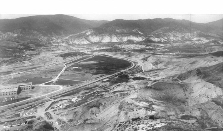 <p>Dönemin Genelkurmay Başkanı Fevzi Çakmak'ın kurulacak fabrikaların yeri konusunda, "Düşman ordusunun top menziline düşmeyecek kadar içerlek, piyadenin ulaşamayacağı kadar kuytu, süvarinin dörtnala kalkamayacağı kadar sarp bir yerde kurulmalıdır." demesi üzerine belirlenen çeltik tarlalarının bulunduğu Safranbolu'ya bağlı Öğlebeli köyünün 13 haneli Karabük Mahallesi'nin kaderi değişti. </p>
<p> </p>