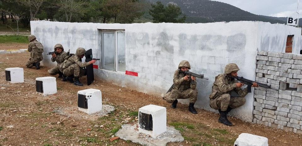 <p>AA muhabirinin aldığı bilgiye göre, teröristle mücadelede edindikleri tecrübeden daha fazla istifade edilmeleri ve daha etkin kullanılmaları amacıyla görev yaptıkları illerde istihdam edilmek üzere sınavla "Terörle Mücadele Harekatı" eğitimine alınan uzman erbaşların zorlu eğitimleri sürüyor.</p>
