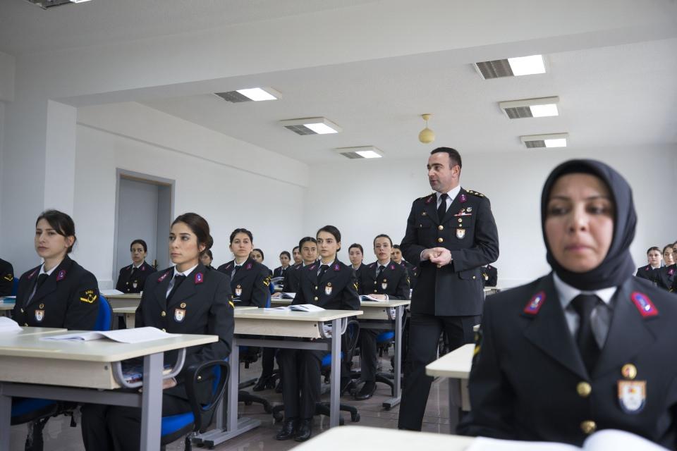 <p>Jandarma ve Sahil Güvenlik Akademisi Başkanı Tuğgeneral Hüseyin Kurtoğlu, kurum kültürü, birlik ruhu, silah arkadaşlığı ve aidiyet duygusu gelişmiş komutanlar yetiştirdiklerini belirterek, bu ay içinde 4 bin 500 sözleşmeli ve muvazzaf astsubayın alımına başlanmasının planlandığını söyledi. </p>
