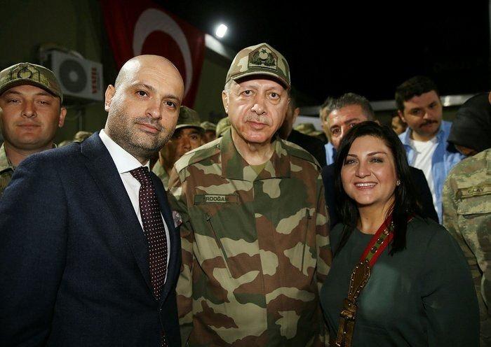 <p><strong>SİBEL CAN</strong><br />
"Sayın Cumhurbaşkanımız, Türk halkının özgür iradesi ile seçilmiş ve bizi gururla dünyanın her noktasında temsil etmektedir. Mehmetçiğimizin sınır operasyonu yaptığı bugünlerde onların yanına gidip moral verebildiysek ne mutlu bize... Bu tip etkinliklerin ve Cumhurbaşkanlığı gibi onurlu bir makamın tartışma malzemesi yapılmasını etik bulmuyorum. Tüm dualarımız Mehmetçiğimizle..."</p>