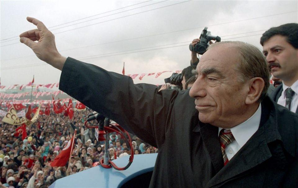 <p>MHP Genel Başkanı Alparslan Türkeş, 2 Mayıs 1993'deMHP'nin düzenlediği "Karabağ, Bosna- Hersek Milli Bütünlük Mitingi'nde konuştu.</p>

<p> </p>
