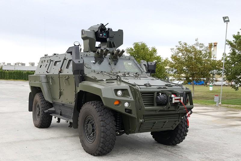 <p>UKSS ürün ailesi, hedef mesafesi, hedef hız ve rotası, meteorolojik bilgiler ve mühimmat tipine göre otomatik balistik düzeltme yeteneğine sahip bulunuyor. Uzaktan kumanda edilebilme özelliği sayesinde nişancı, silahı etkin ve güvenli şekilde kullanabiliyor. Sistemler, üzerindeki termal kamera ve gündüz görüş kamerasıyla zorlu çevre koşullarında görev yapabiliyor.</p>