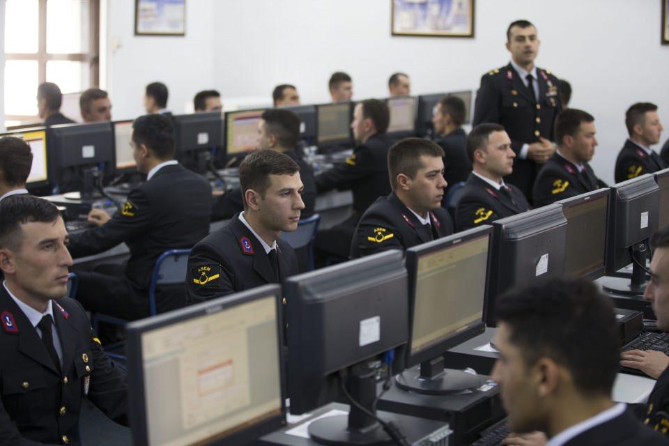 <p>Kurtoğlu, Akademiden mezun olan öğrenci ve kursiyerlerin, Sahil Güvenlik Komutanlığı ile jandarma iç güvenlik ve eğitim birliklerinde ilçe jandarma, jandarma karakol ve takım komutanı olarak istihdam edildiklerini söyledi. </p>