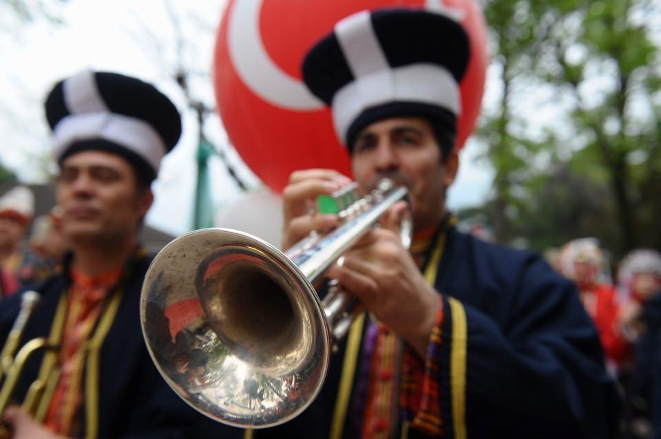 <p>Bursa Osmanlı'nın dört kıta 6 milyon kilometrekareye taşındığı misyonun olgunlaştığı bir başkent. Devlet olma ve insanlığa hizmet bilinci bu şehri olgunlaştırmıştır. Yeşillikle donatılan ve 600 yıllık imparatorluğunun adımının atıldığı bu şehirde, fethi kutlamak bu misyonu anlamakla mümkündür.</p>
