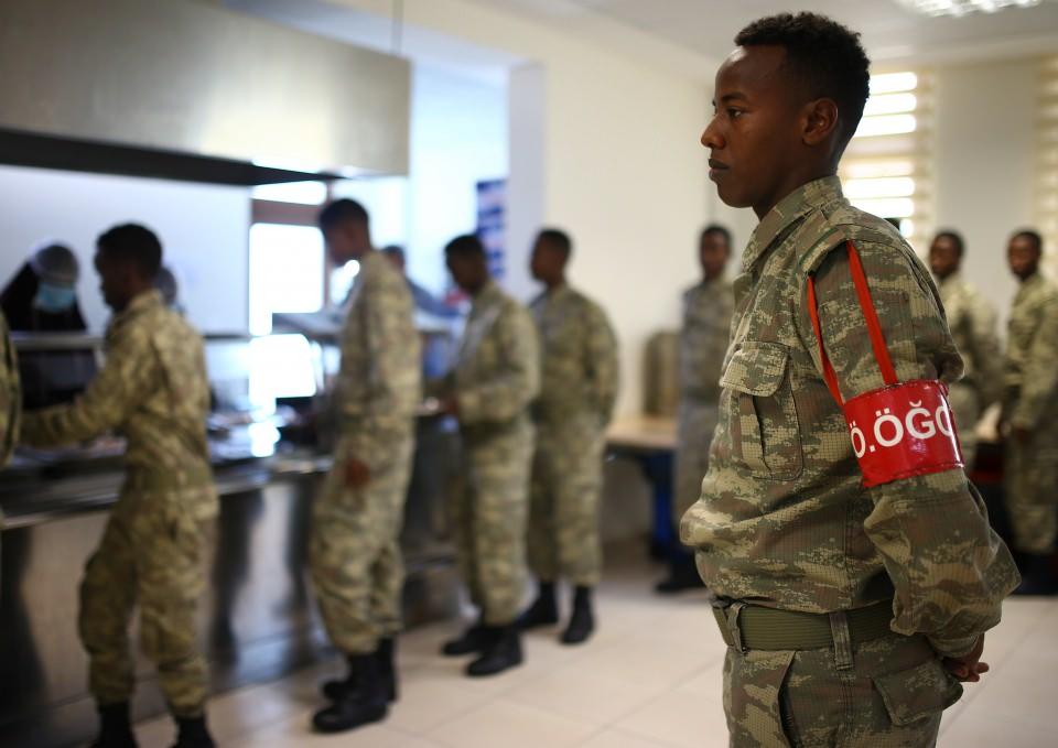 <p>Harp Okulu'nda Türkçe öğrendiklerini anlatan Ahmed, "Sizden çok uzaklarda sizi Türkçe anlıyoruz ve sizi çok seviyoruz. Türk milletine ve Türkiye Cumhurbaşkanı Recep Tayyip Erdoğan'a çok teşekkür ediyoruz. Somali'den bütün Türkiye'ye selam ve sevgilerimi gönderiyorum." ifadelerini kullandı.</p>

