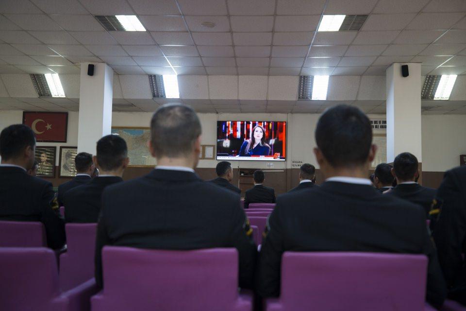 <p>4 bin 500 astsubay alımı için planlama yapılıyor Yeni alımların da planlandığını bildiren Kurtoğlu, "Aynı şekilde her iki kurum için bu ay 4 bin 500 sözleşmeli ve muvazzaf astsubayın alımına başlanması planlanmaktadır." ifadesini kullandı.</p>