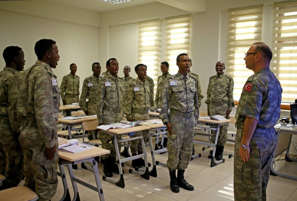 <p><strong>TSK'den Somali'ye özel hücum yeleği</strong></p>

<p>Eğitim gören askerlere silah, teçhizat, donanım ve kıyafet desteği de sağlanıyor. </p>
