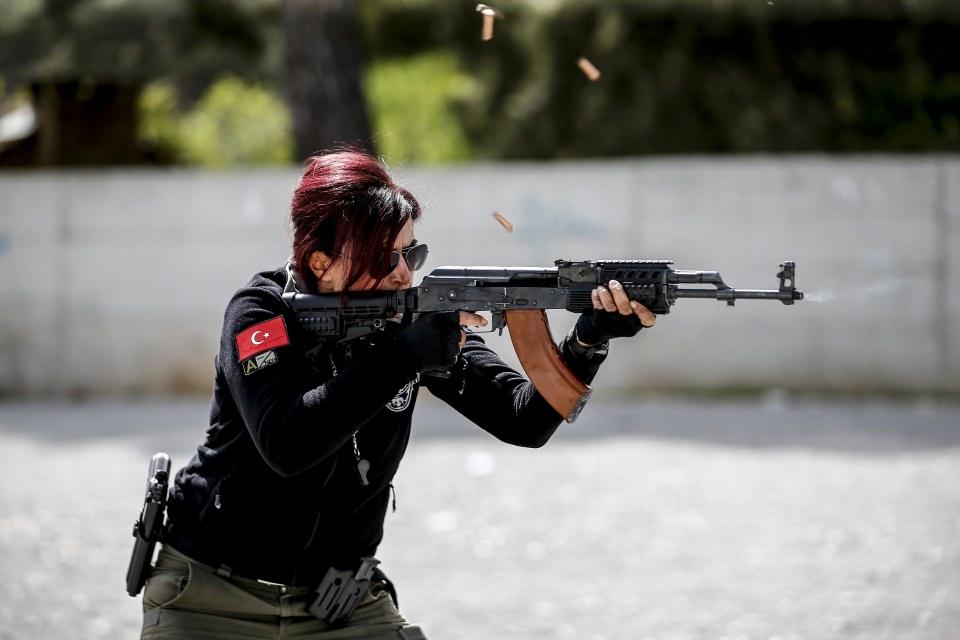 <p> Asla sabit kalıp yerimizde hedef olmadan, sağa sola kayarak, şarjör değiştirerek, yürüyerek hareketli atışlarımız var. Burada eğitimlere başladığımda, 'Bize bir bayan mı anlatacak atış dersini?' dediler.</p>