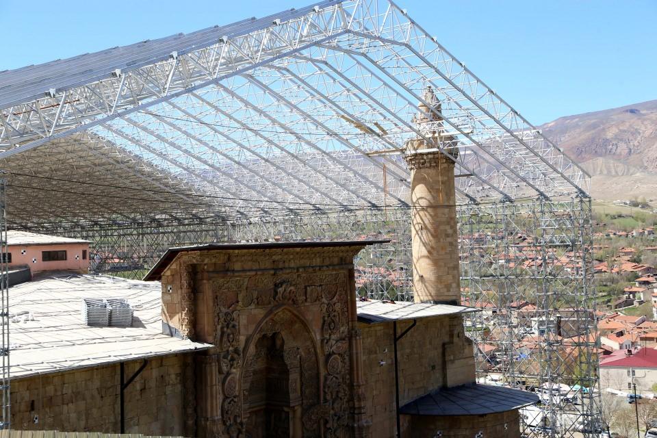 <p>Modüler iskele sistemine benzeyen ve özel malzemelerden üretilen sistem kurduklarını anlatan Er, "Bunu yaparken yapıya hiçbir şekilde temas etmeyecek şekilde sistem kuruyoruz yani tarihi özelliğine hiçbir şekilde dokunmuyoruz." dedi.</p>