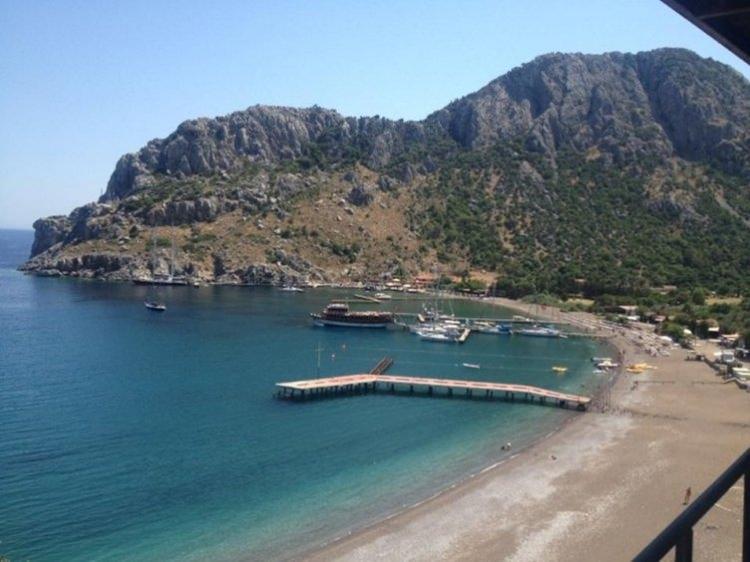 <p><strong>17. Çiftlik Koyu, Datça, Muğla</strong></p>

<p>Datça'ya 30 km mesafede bulunan koyda Aktur tatil sitesi bulunuyor, buradan faydalanma bu sitenin denetiminde. Lokantalar, konaklama tesisleri bulunuyor.</p>
