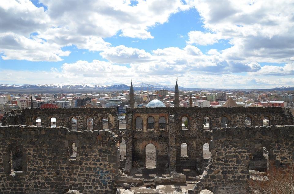 <p>Kars Kalesi eteklerinde 1579'da Lala Mustafa Paşa tarafından inşa edilen Beylerbeyi Sarayı'nın restorasyon çalışmalarında bir su sarnıcı bulundu.</p>
<p> </p>