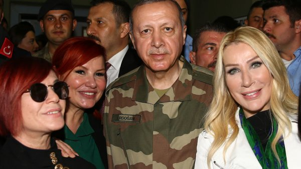 <p><strong>SEDA SAYAN</strong><br />
"İki gündür canlı yayında askerlerimizin bizim ziyaretimizle nasıl motive olduğunu, gözlerinin içinin güldüğünü anlatıyorum. Orada şarkıları, türküleri Mehmetçiğimizle birlikte söyledik. Birbirimize sarıldık. Kim ne derse desin; şimdi 'Hadi' deseler yine koşa koşa giderim. Cumhurbaşkanımız, bizi Mehmetçiğe moral vermek için oraya götürdü. Hepimiz dualarımızla Mehmetçiğimizin, komutanlarımızın yanında olduğumuzu ifade ettik. Keşke çirkin söz saldırıları yerine, orada yaşananları ve yapılan bu ziyareti takdir etselerdi. Çok yazık..."</p>
