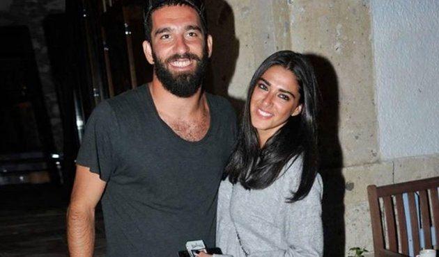 <p>Eşi Aslıhan Doğan'a ayaklarını yıkatan futbolcu, resmin üzerine <strong>"Yeni fizyoterapistim"</strong> notunu düştü. Turan'ın bu paylaşımı sosyal medya kullanıcıları tarafından büyük tepki topladı. </p>

