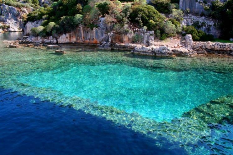 <p><strong>7. Kekova Koyu, Antalya</strong></p>

<p>Görüp görebileceğiniz en şirin yerlerden bir tanesi olan, kesinlikle Akdeniz'in en güzel olduğu yerlerden bir tanesi. Kaş Karayoluna 15 kilometre mesafede olan Kekova kesinlikle gidip görülmeli.</p>
