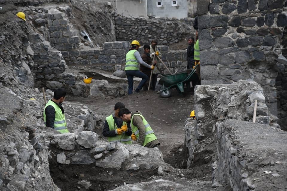 <p>Kazı çalışmalarında bir su sarnıcı ortaya çıktı. Kar ve yağmur suları burada birikiyor, oluktan geçerek arınmış şekilde depoya geçiyor. O dönemde temiz su buradan kullanılıyordu." diye konuştu.</p>