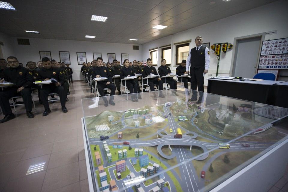 <p>Haritacılık dersinde operasyon düzenlenecek bölgeye ait maket üzerinde planlamalar yapan subay ve astsubaylara silah dersinde ise silahların özellikleri ve kullanım alanları anlatılıyor.</p>