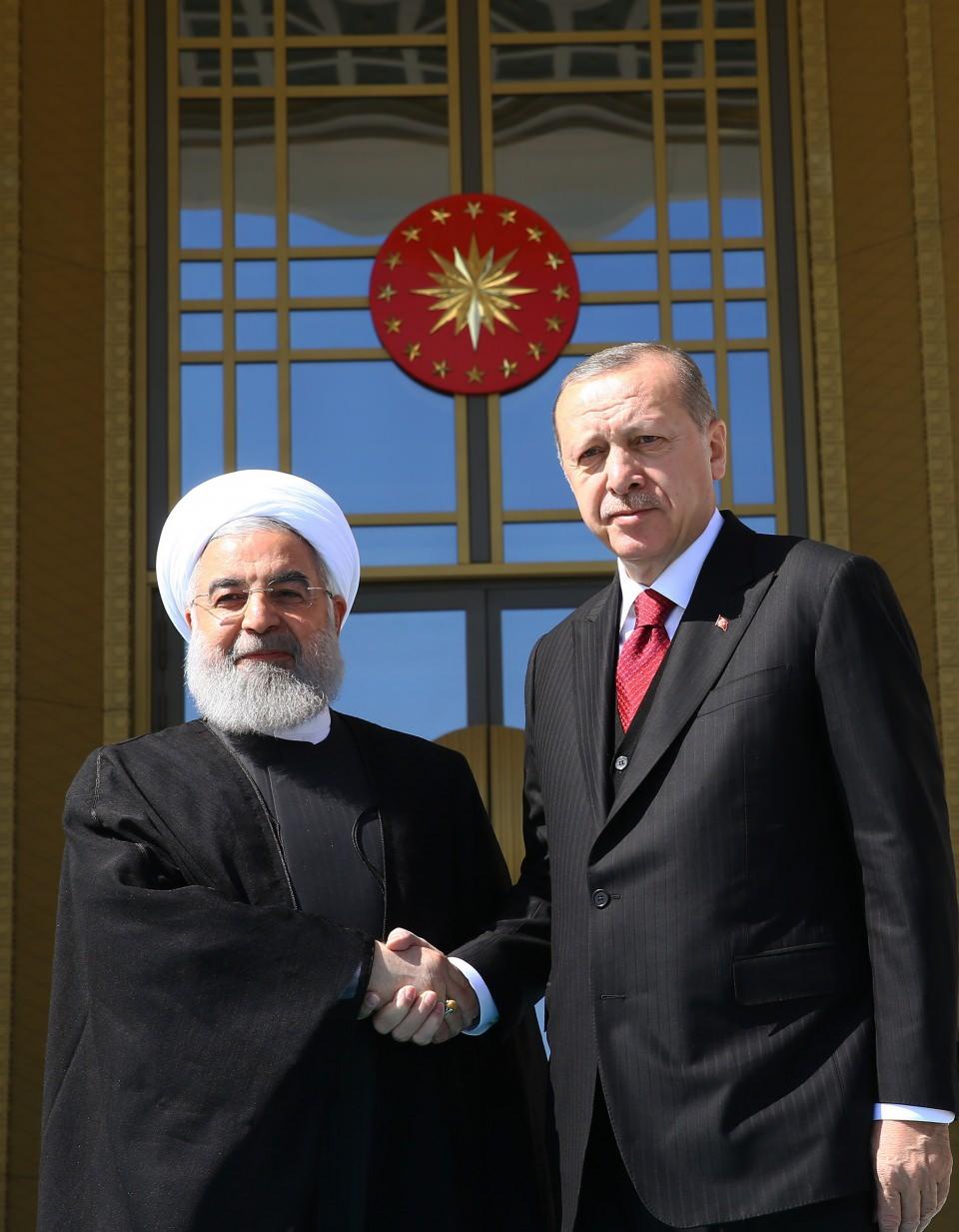 <p>Cumhurbaşkanı Erdoğan’ın İran Cumhurbaşkanı Ruhani’yi Külliye protokol kapısında karşıladığı tören sonrasında iki lider baş başa bir görüşme gerçekleştirdi. Basına kapalı gerçekleşen görüşmede liderler iki ülke ilişkilerinin yanı sıra Suriye ve bölgesel konuları ele aldı. </p>

<p> </p>
