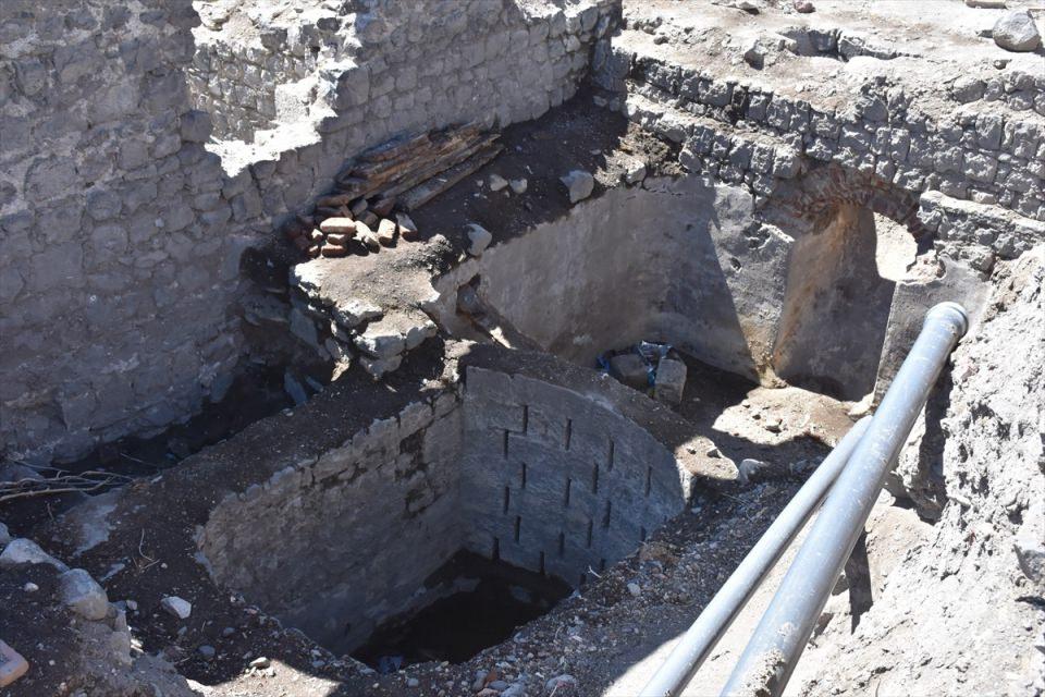 <p>Kaleiçi Mahallesi'ndeki Beylerbeyi Sarayı'nın turizme kazandırılması amacıyla başlatılan restorasyon ve kazı çalışmaları, Kars Müze Müdürlüğü görevlileri nezaretinde sürüyor.</p>
<p> </p>