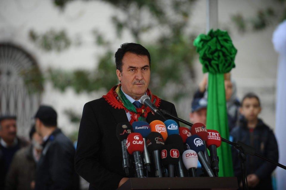 <p>Fetih törenleri Osmangazi ve Orhangazi Han'ın türbelerinde okunan duayla başladı. Tophane Meydanı'ndaki törende konuşan Osmangazi Belediye Başkanı 1326 ruhunu yeniden canlandırdıklarını belirterek, "Tarih tekerrürden ibarettir. Bursa'nın fethi aslında Balkan milletlerinin yoksulluktan kurtuluşu, Ortaçağ Avrupası'nın medeniyetle tanışmasının adımı olmuştur. </p>