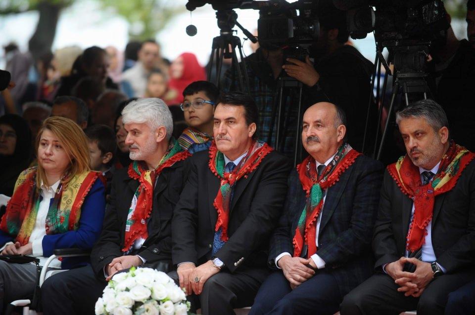 <p>Bugün harap olmuş Afrin ve diğer Suriye şehirlerini teröristlerden temizleyen Türkiye, insani yardımın yanında, yaşanacak konutlar, hastane, okul, imarethaneler yapmak için kolları sıvamış, demokrasi getirmek için oraları harabelere çeviren devletlere ders vermiştir. </p>
