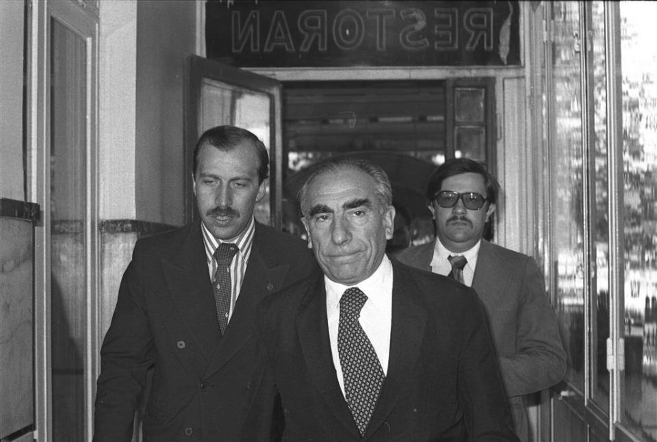 <p>MHP Genel Başkanı Alparslan Türkeş (ortada), 19 Ağustos 1978’de patisinin küçük kurultayına katıldı. MHP Genel Sekreter Yardımcısı Yaşar Okuyan (solda) ve Genel Başkan Danışmanı Şevket Bülent Yahnici (sağda).</p>

<p> </p>
