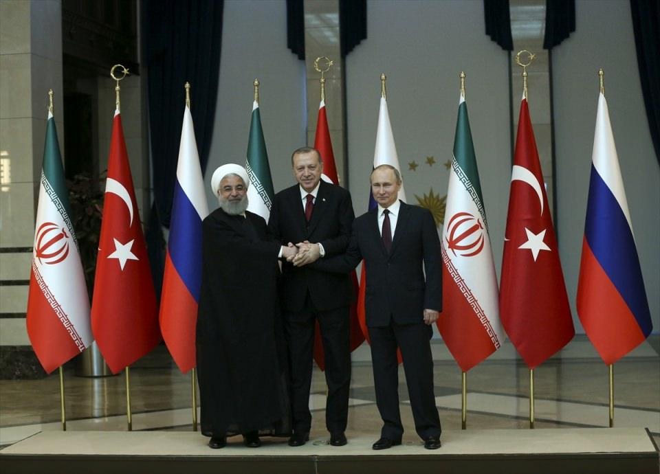 <p>Cumhurbaşkanı Recep Tayyip Erdoğan, "Türkiye-Rusya-İran Üçlü Zirvesi" öncesinde, Rusya Federasyonu Devlet Başkanı Vladimir Putin ve İran Cumhurbaşkanı Hasan Ruhani'nin katılımıyla üç ülkenin bayrakları önünde gazetecilere poz verdi.</p>
