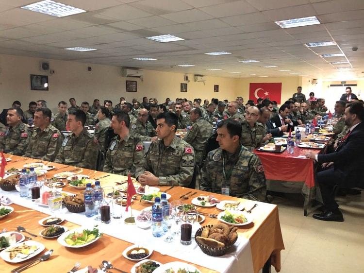 <p>İçişleri Bakanı Süleyman Soylu, Milli Savunma Bakanı Nurettin Canikli beraberlerindeki heyet Kabil’de, Afganistan Türk Görev Kuvveti Komutanlığı bünyesinde görevli jandarma ve askerlerle kahvaltıda bir araya geldi.</p>
