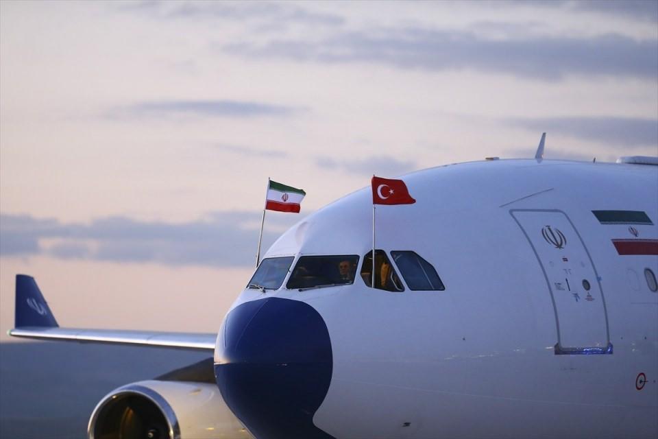 <p>Ruhani ve beraberindeki heyeti Ankara'ya getiren uçağın kokpit pencerelerine, apronda Türk ve İran bayraklarının asıldığı görüldü.</p>
