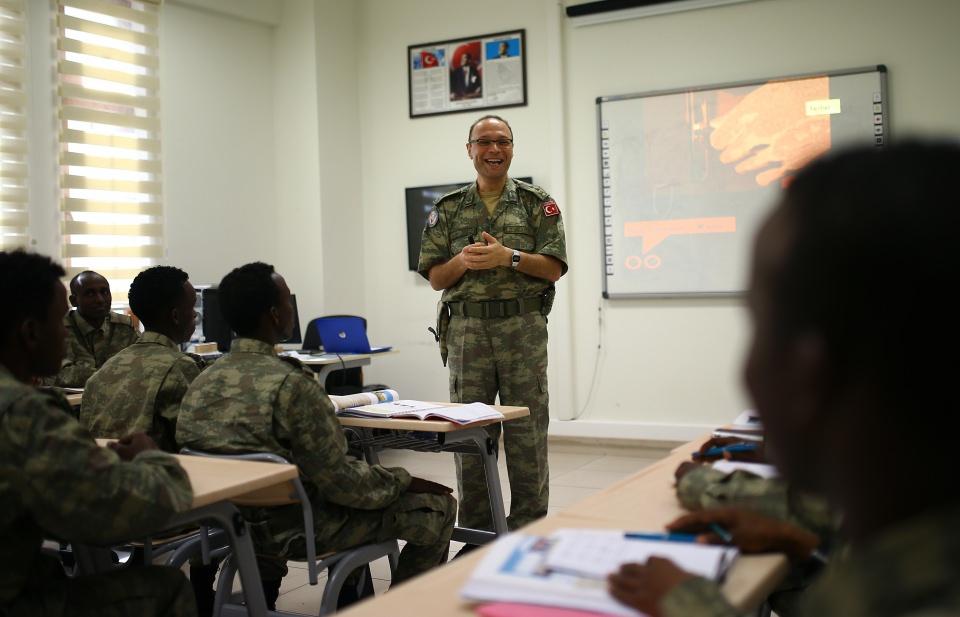 <p><strong>"Somali halkı Türkiye'yi çok seviyor"</strong></p>

<p>Eğitim üssünde görev yapan Somali Harp Okulu Komutanı Tuğgeneral Abdullahi Warsame Takar, AA muhabirine yaptığı açıklamada, Somali halkına, gençleri, ülkenin geleceğine katkıda bulunmaları için Harp Okulu'na göndermeleri çağrısında bulundu.</p>
