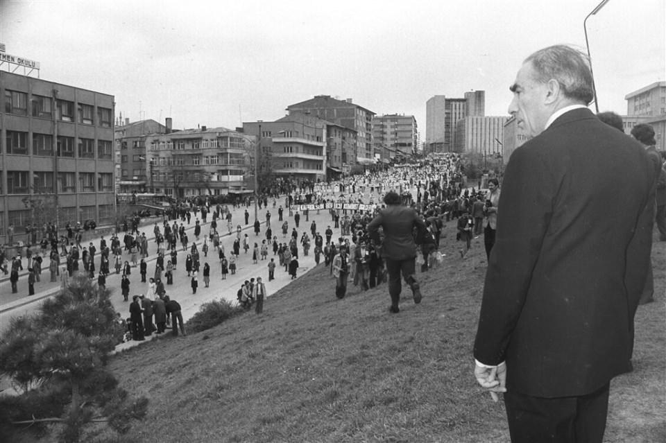 <p>MHP Genel Başkanı Alparslan Türkeş, MHP Hükümeti protesto amacıyla düzenlediği miting öncesi yürüyüşü 16 Nisan 1978’de MHP Genel Başkanı Alparslan Türkeş de izledi.</p>

<p> </p>
