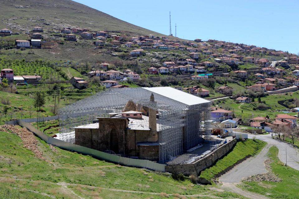 <p><strong>"Bir metrelik iş için 1-2 yıl çeşitli hesaplar yapılıyor"</strong></p>
<p>Restorasyon kapsamındaki çalışmalar hakkında da bilgi veren Gül, şunları kaydetti:</p>
<p>"Çatı çalışması yaklaşık bir ay içinde tamamen bitecek. Bittiğinde hafta sonları eser ziyarete açık hale gelmiş olacak. Restorasyon çalışmalarının 2019 yılı sonuna doğru bitirilmesi planlanıyor. Restorasyon çalışmaları kapsamında ölçümler yapılıyor, herhangi bir kayma var mı? Binanın ana yapısını etkileyecek bir olumsuzluk var mı? Bu ölçümlerle ona karşı enjeksiyonlar, zemin güçlendirme yapılıyor. Cephede, çatıda çalışmalar yapılıyor, çevre düzenlemesi olacak. Yüzyıllardır yaşayıp gelen Divriği Ulu Cami ve Darüşşifası'nı bin yıllarca tekrardan yaşatmayı amaçlıyoruz. Ölçümlerde çok şükür bir kayma ya da binanın statiğini ilgilendiren olumsuz bir durum yok.</p>