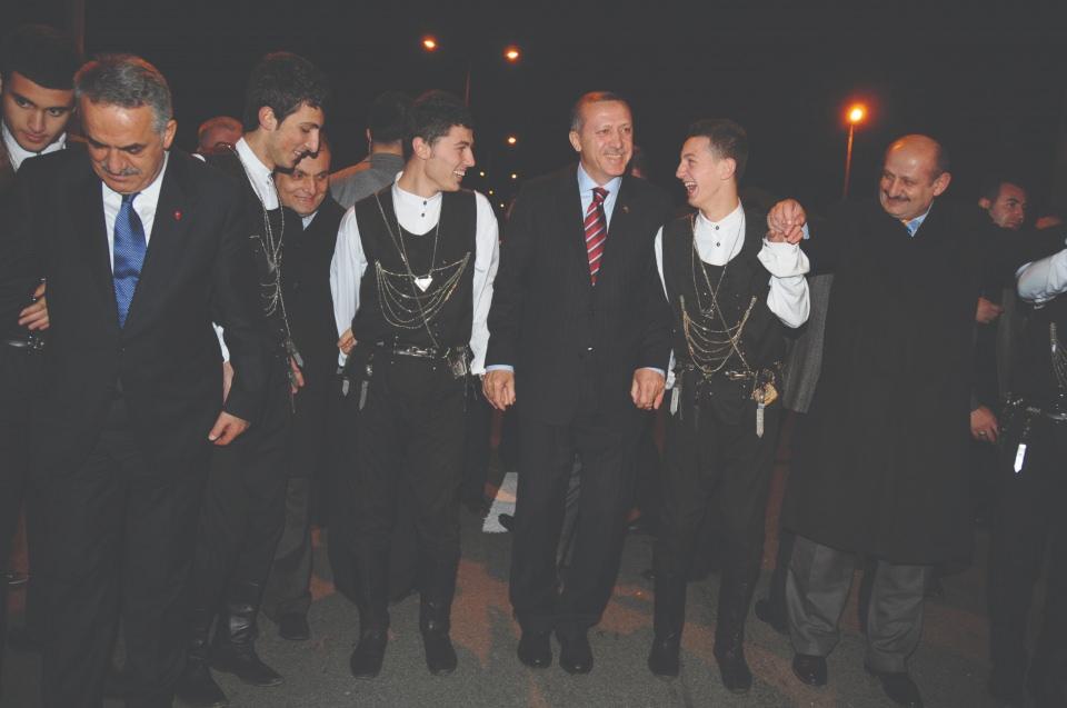 <p><strong>50’Yİ AŞKIN GEZİDEN FOTOĞRAFLAR </strong><br />
<br />
Cumhurbaşkanı Erdoğan’ı, İstanbul Büyükşehir Belediye Başkanlığı görevinde olduğu yıllardan bu yana bölgeye her gelişinde takip ettiğini belirten gazeteci Ömür Avcı, “Albümde Sayın Cumhurbaşkanı'mızın 2002 yılında AK Parti kurulduktan sonra bölgeye yaptığı 50’yi aşkın seyahatte çekilen fotoğraflar yer alıyor. ‘Baba ocağım’ diye nitelendirdiği Karadeniz’e her gelişinde halkla iç içe olmaya özen gösteren, önemli yatırımların açılışını gerçekleştiren Cumhurbaşkanı'mızın bu karelerini tarihe bir not bırakmak adına albüm haline getirdim. Özel bir baskıyla sınırlı sayıda basılan albümdeki fotoğraflardan oluşan bir sergiyi de önümüzdeki günlerde bölgedeki illerde açmayı planlıyoruz” dedi.<br />
<br />
Fotoğraf albümü, Cumhurbaşkanı Recep Tayyip Erdoğan’a, geçen hafta sonu Trabzon’a yaptığı gezi sırasında, İçişleri Bakanı Süleyman Soylu tarafından sunuldu. </p>