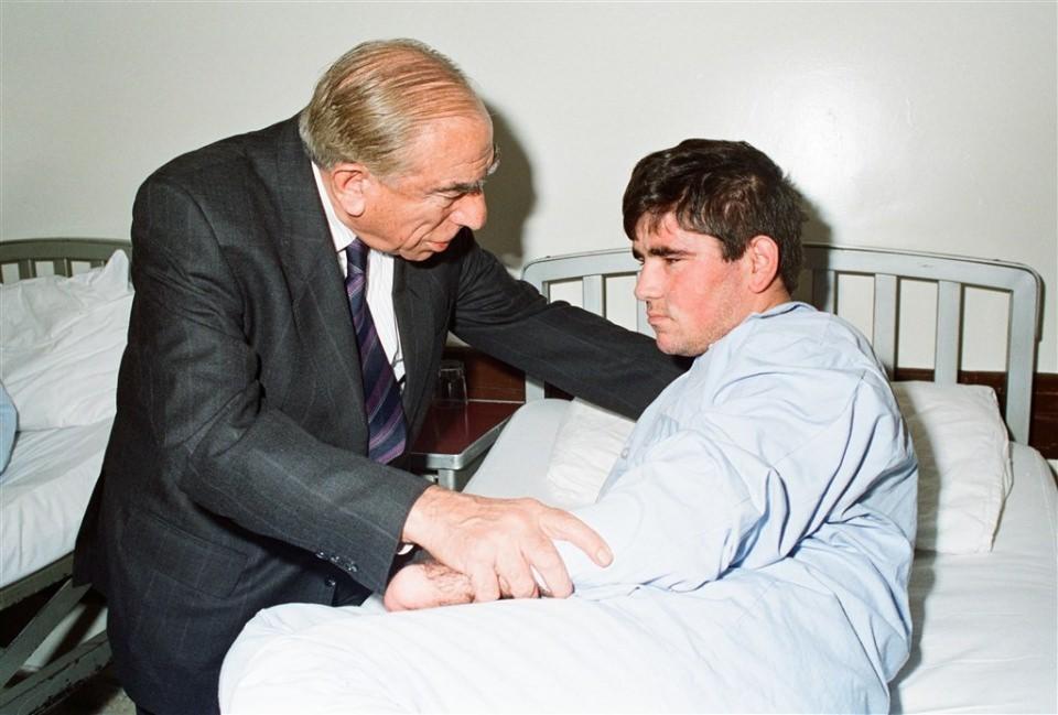 <p>MHP Genel Başkanı Alparslan Türkeş, 15 Ekim 1992’de, Güneydoğu’da terör örgütü ile mücadele ederken yaralanan askerleri tedavi gördükleri Gata’da ziyaret etti.</p>
