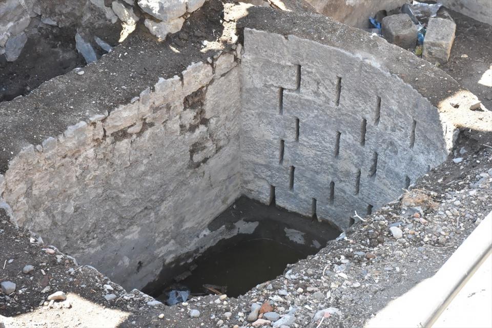 <p>Çalışmalar sırasında, sarayın Kars Kalesi tarafına bakan dış cephesine bitişik halde bir su sarnıcına rastlandı. 6 metre derinliğindeki su sarnıcının yan tarafındaki oluktan su gelecek şekilde bir kemer bulunduğu anlaşıldı.</p>

<p> </p>
