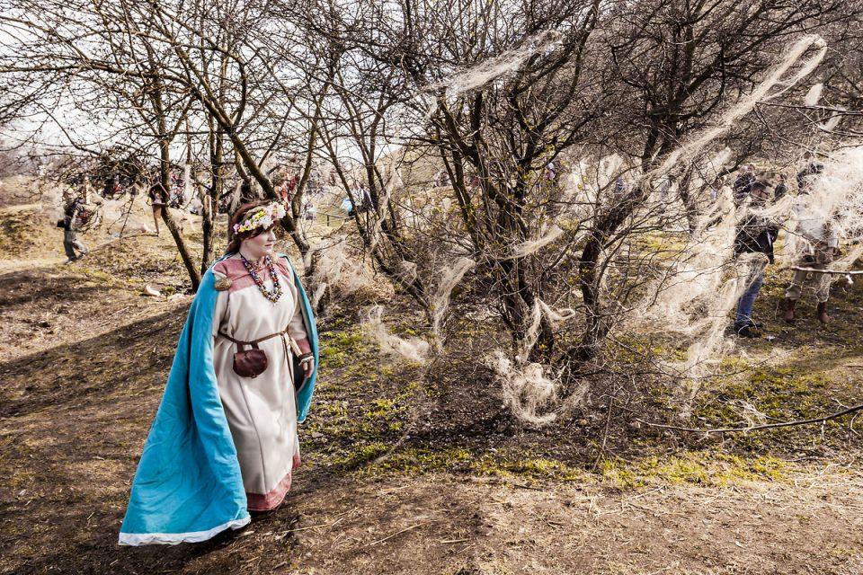 <p>Rekawa Festivalinde kost&uuml;mlerden &ccedil;adırlara, pişirilen yemeklerden &ccedil;alınan m&uuml;ziklere kadar en ince ayrıntısına kadar Orta&ccedil;ağ gelenekleri yaşatılıyor.&nbsp;</p>
