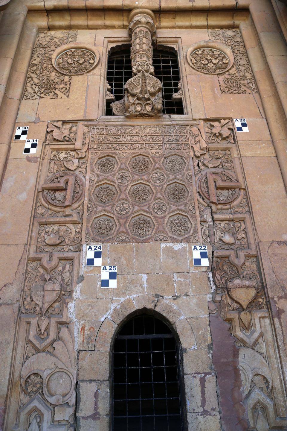 <p>Eserin üstünü spor salonu gibi çelik konstrüksiyonla kapladıklarını belirten Gül, "Divriği Ulu Cami, bir binanın içine girmiş oluyor adeta. Mantığı da kardan, çamurdan, rüzgardan, yağmurdan etkilenmemesi. Geçici çatıya harcanan parayla normal şartlarda 2-3 spor salonu yaparsınız ama bunun olması lazım. Bütün alternatifler, bütün ihtimaller göz önünde bulundurularak eserin milyonda bir olumsuz şeyden etkilenmemesi için bütün tedbirler alınıyor ve alınacak." diye konuştu.</p>