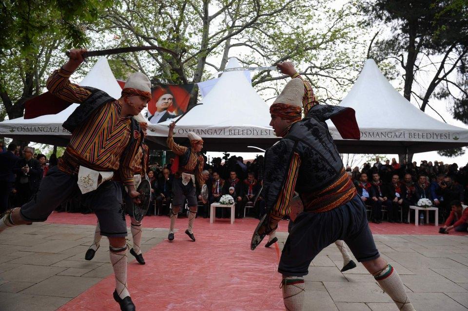 <p>Tophane Meydanı'nda Mehter Takımı'nın konserinin yanısıra, kılıç kalkan gösterisi izleyenleri büyüledi. Tophane'deki törenlere Ak Parti Bursa Milletvekilleri Mehmet Müezzinoğlu, Hüseyin Şahin, Bennur Karaburun, Osman Mesten, Emine Yavuz Gözgeç, Bursa Büyükşehir Belediye Başkanı Alinur Aktaş, Ak Parti İl Başkanı Ayhan Salman, yurt içi ve yurtdışından gelen binlerce davetli katıldı.</p>