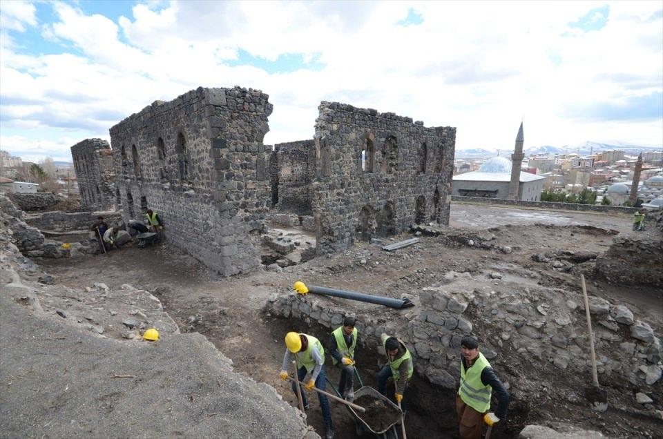 <p>Kars Valisi Rahmi Doğan'ın talimatlarıyla çalışmaların sürdüğünü anlatan Şeroğlu, "Sarayın batı yönünde beklediğimiz gibi duvarlar çıkmaya başladı, şu anda da kazı çalışmaları devam ediyor. </p>
<p> </p>